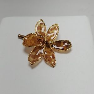 Straight pin leopard print flower brooch